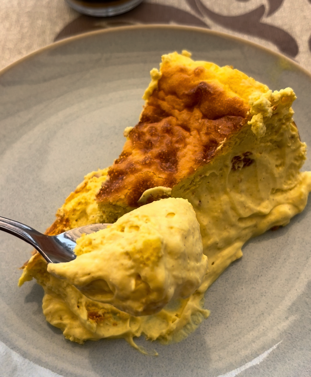 Tarta de queso proteica y saludable con un toque de Golden Milk
